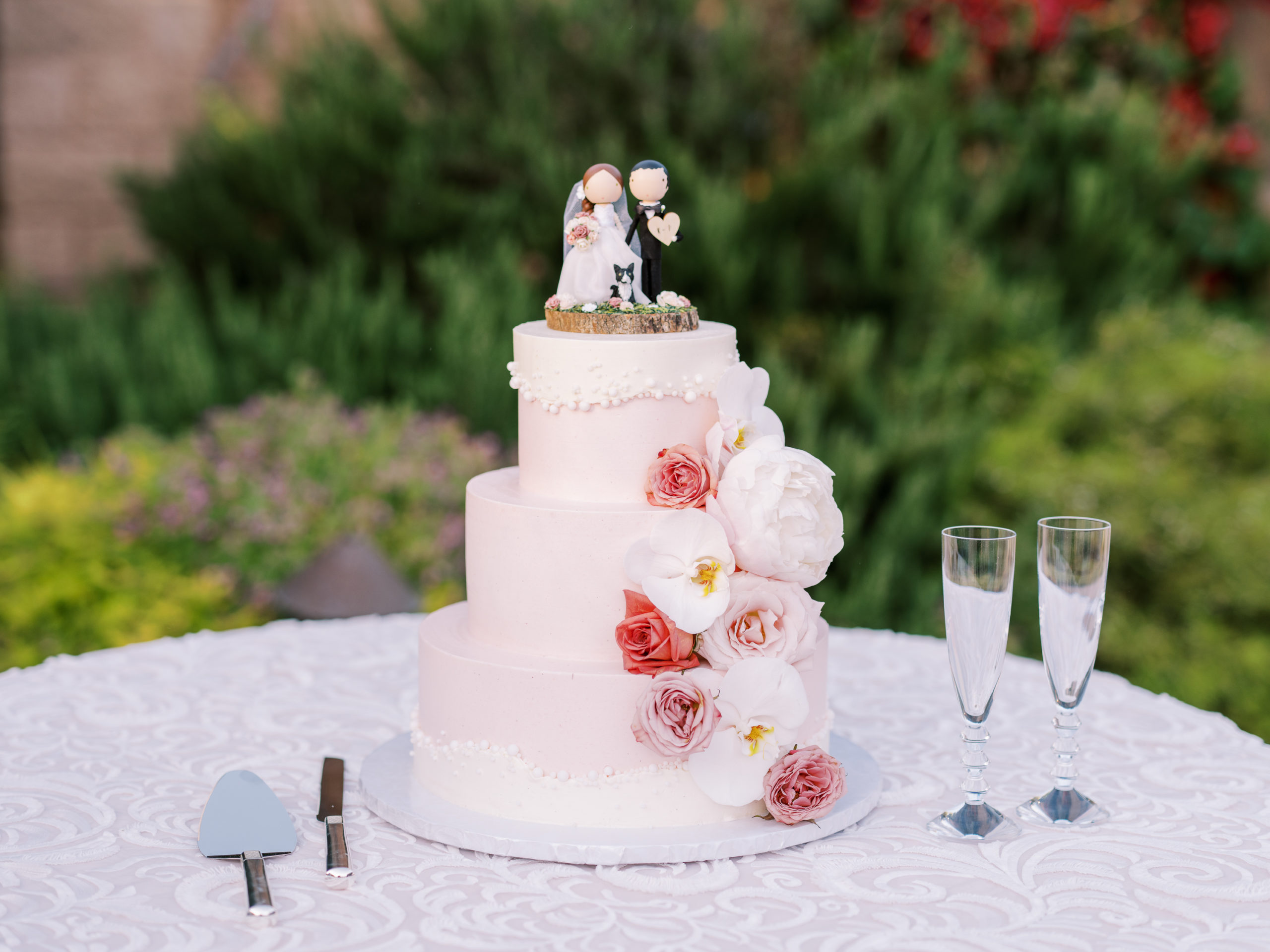 Catalina View Gardens Wedding by mirelle carmichael Wedding Cake